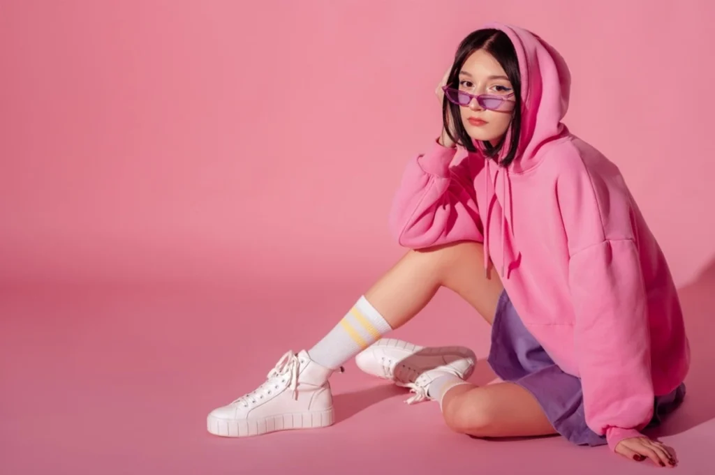 Top 5 odevnih kombinacija koje možeš da nosiš sa belim patikama ovog proleća!