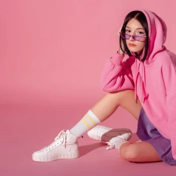 Top 5 odevnih kombinacija koje možeš da nosiš sa belim patikama ovog proleća!